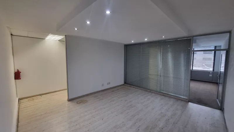 243 m² Office to let in Cape Town City Centre/CBD, 2 Long Street (photo 5)