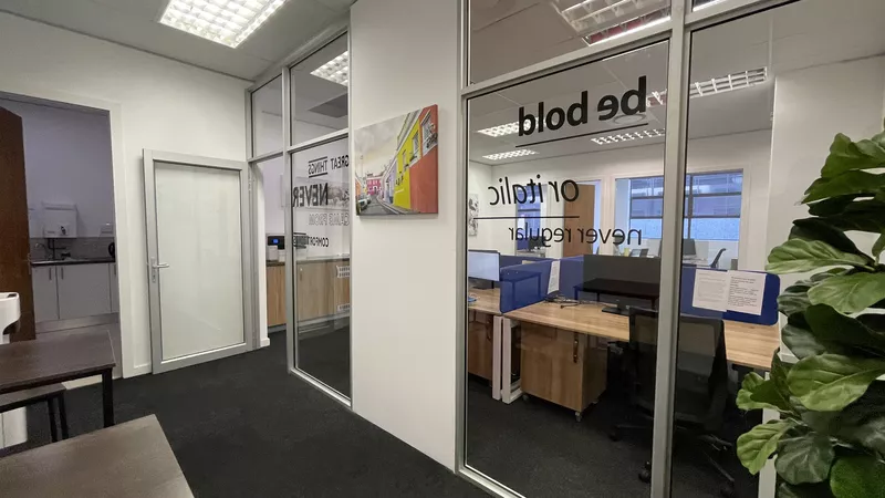 193 m² Office to let in Observatory, Gate House (photo 9)
