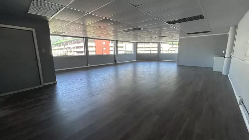 132 m² Office to let in Claremont, Buchanan Chambers (photo 8)
