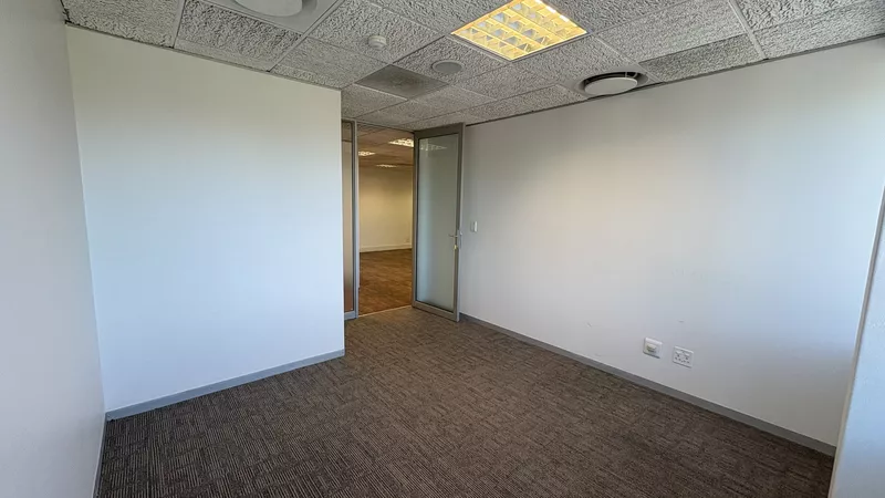 553 m² Office to let in Paarl, 1 Breda Street (photo 36)