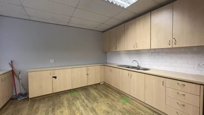 1 215 m² Office to let in Cape Town City Centre/CBD, 2 Long (photo 15)