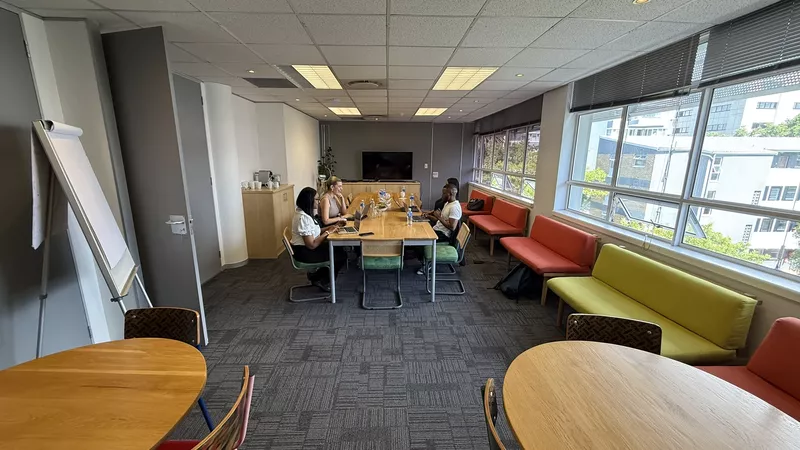 323 m² Office to let in Claremont, Grove Exchange (photo 7)