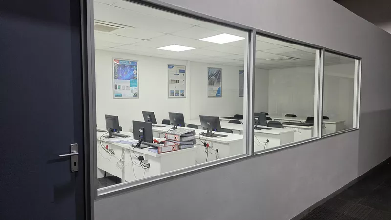 647 m² Office to let in Century City, 5 Edison Way - Century Gate (photo 28)