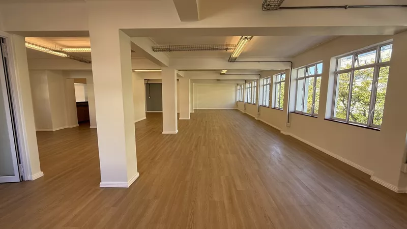 238 m² Office to let in Claremont, Grove Building (photo 15)