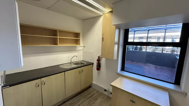 355 m² Office to let in Mowbray, River Park (photo 15)