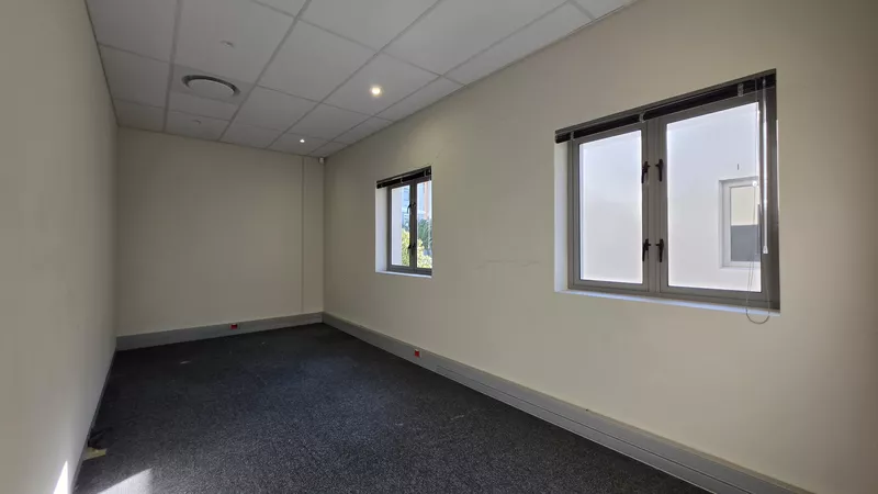 273 m² Office to let in Century City, Grosvenor Square - Block D (photo 29)