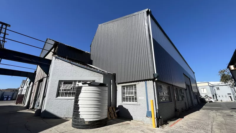 633 m² Property to let in Woodstock, Nearby Industrial Park (photo 3)
