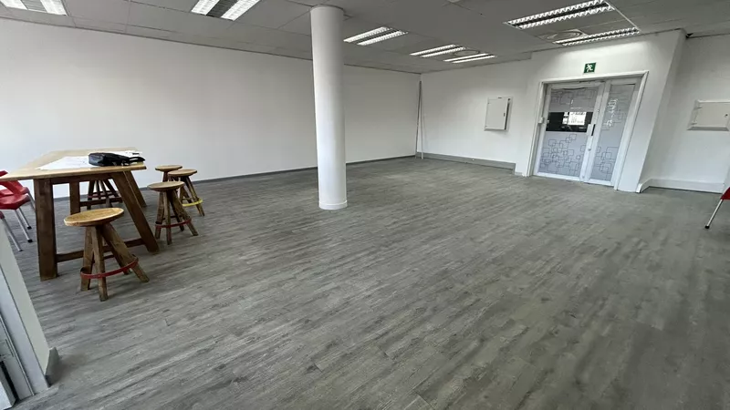 172 m² Office to let in Claremont, Buchanan Chambers (photo 10)