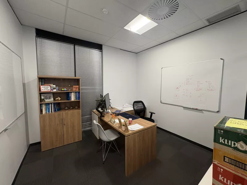 305 m² Office to let in Durbanville, Village Square (photo 15)