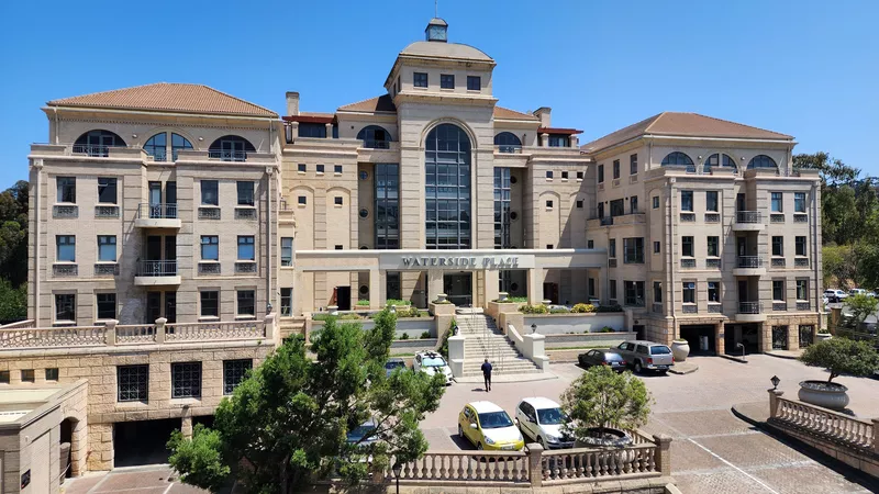 684 m² Property to let in South Gate Office Park, Waterside Place (photo 3)