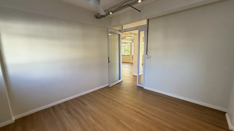 238 m² Office to let in Claremont, Grove Building (photo 17)