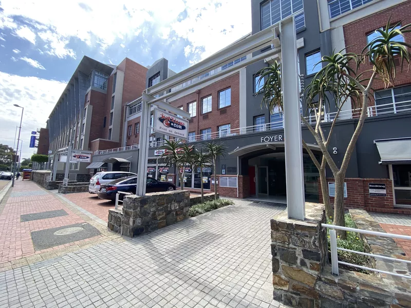 1 211 m² Property to let in De Waterkant, Sovereign Quay (photo 2)