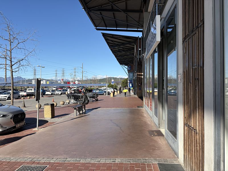 63 m² Retail property to let in Kuilsriver, IPIC Shopping Centre Soneike (photo 14)