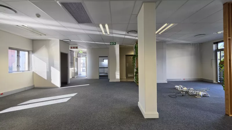 273 m² Office to let in Century City, Grosvenor Square - Block D (photo 23)