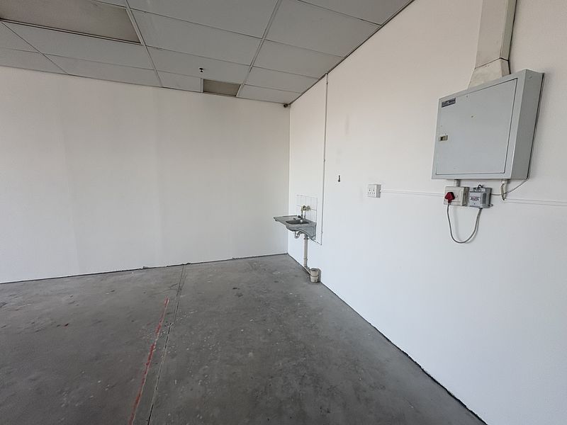63 m² Retail property to let in Kuilsriver, IPIC Shopping Centre Soneike (photo 12)