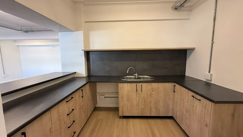 238 m² Office to let in Claremont, Grove Building (photo 19)