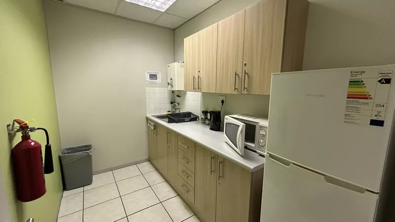 303 m² Office to let in Claremont, Grove Exchange (photo 18)