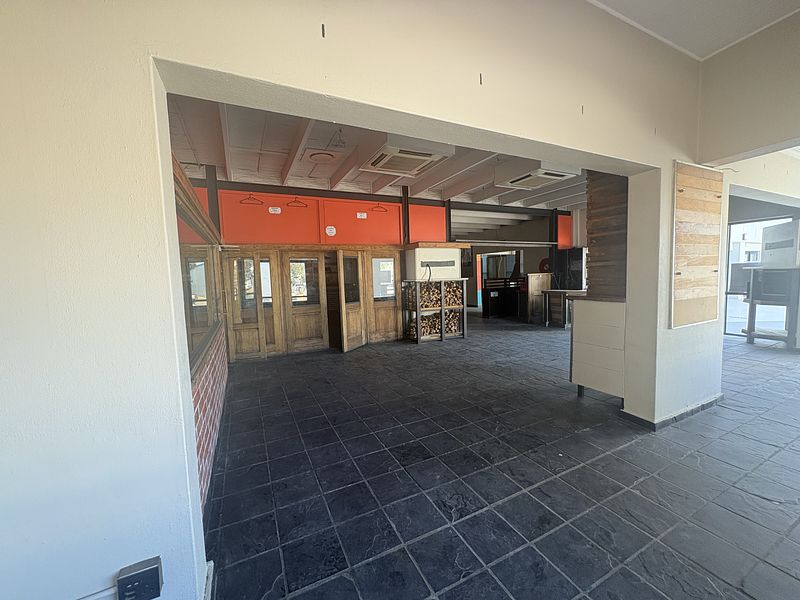 589 m² Retail property to let in Durbanville, Village Square (photo 39)