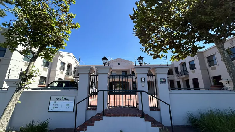 230 m² Office to let in Southern Suburbs, Tokai On Main Office Park (photo 1)