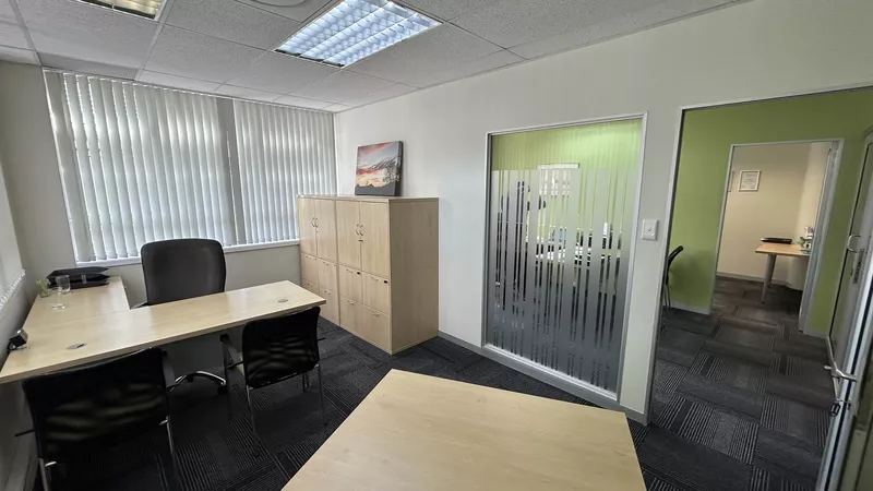 303 m² Office to let in Claremont, Grove Exchange (photo 15)