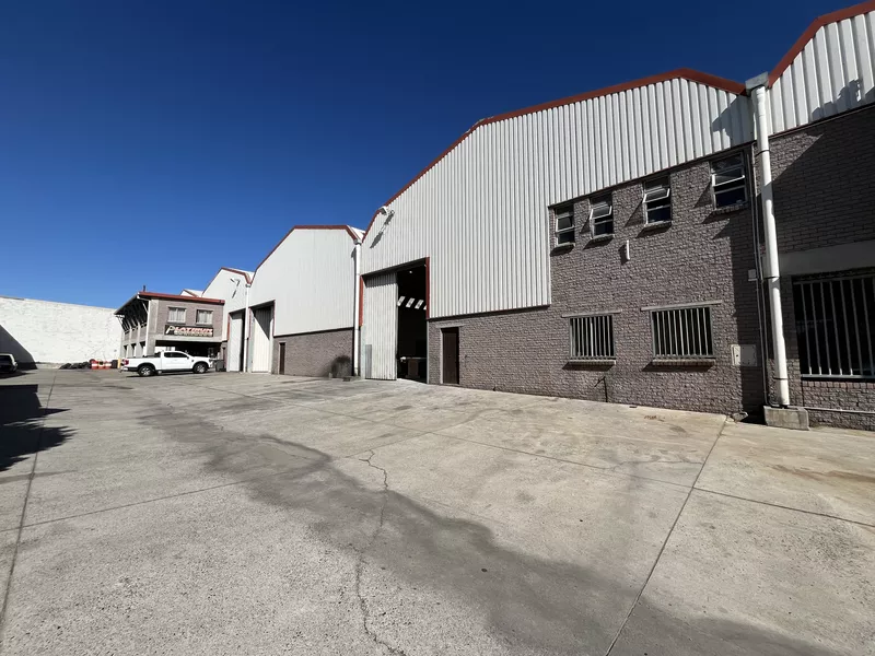 990 m² Industrial to let in Parow Industrial, 56 Junction Road (photo 1)