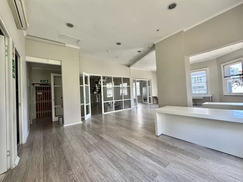 211 m² Office to let in Cape Town City Centre/CBD, 29 Loop Street (photo 2)