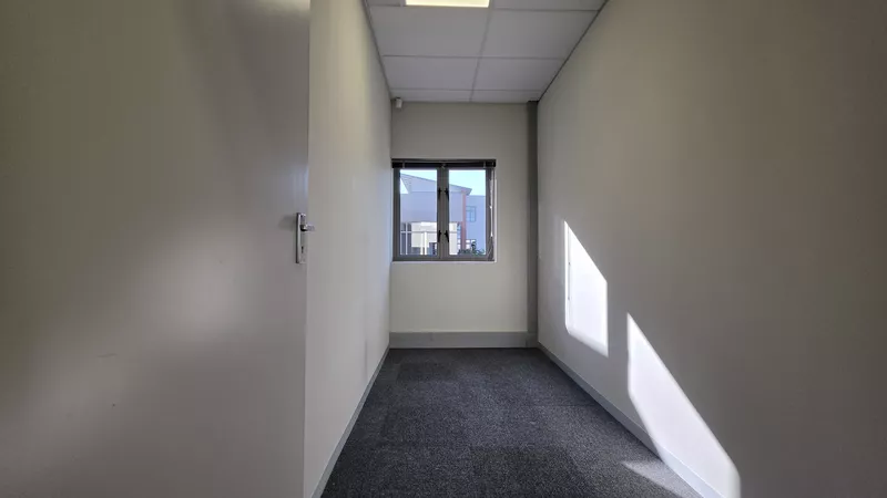 273 m² Office to let in Century City, Grosvenor Square - Block D (photo 31)