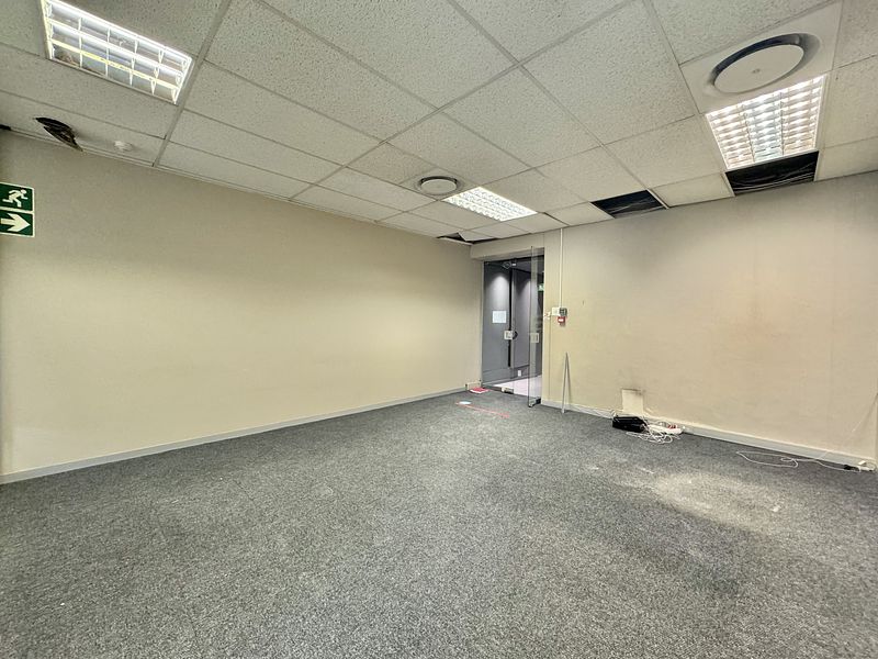 243 m² Office to let in Cape Town City Centre/CBD, 2 Long Street (photo 14)