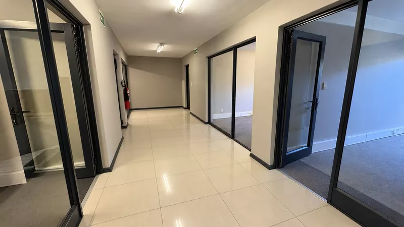 360 m² Office to let in Tyger Valley, Amber Place (photo 11)