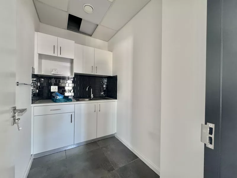 215 m² Office to let in Cape Town City Centre/CBD, 172 Long Street (photo 15)