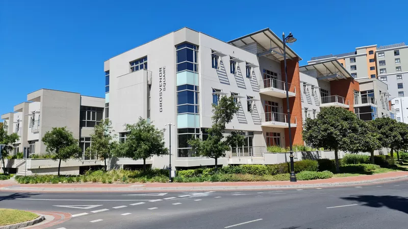 174 m² Office to let in Century City, Grosvenor Square - Block E (photo 1)