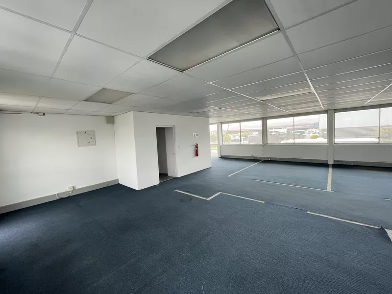 232 m² Office to let in Marconi Beam, Spearhead Business Park (photo 4)