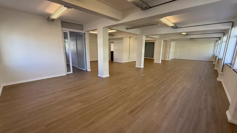 238 m² Office to let in Claremont, Grove Building (photo 13)