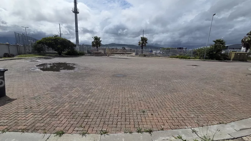 11 000 m² Vacant land to let in Strand, Broadway Business Park, 24 Helios Avenue (Yard + Optional Offices) (photo 5)