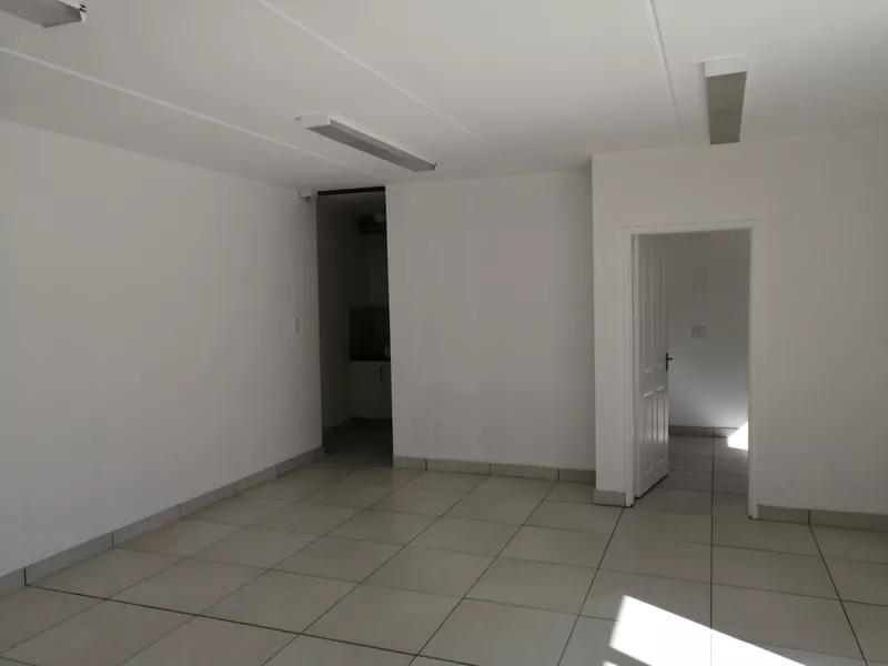 646 m² Industrial to let in Rivergate Business Park, 1 Columbus Cresent (photo 10)