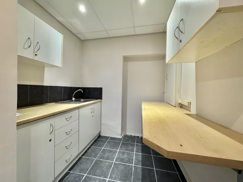 200 m² Office to let in Gardens, 11 Buitensingel Street (photo 12)