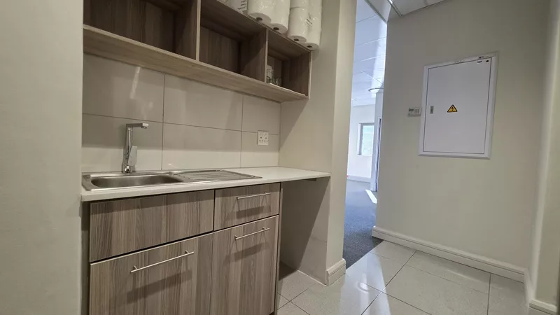 273 m² Office to let in Century City, Grosvenor Square - Block D (photo 37)