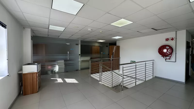 1 729 m² Industrial for sale in Milnerton, 1 Track Crescent (photo 4)