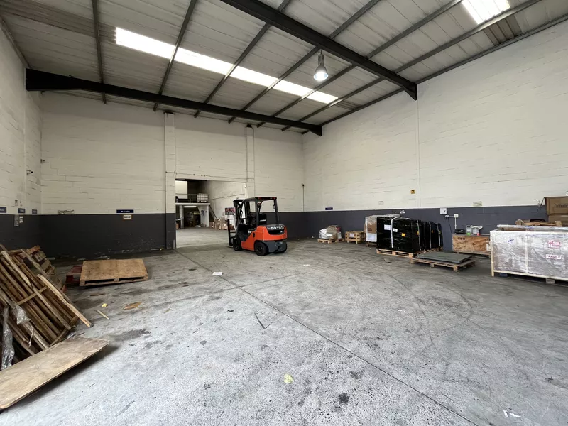 992 m² Industrial to let in Airport Industrial, 10 Concorde Crescent (photo 11)