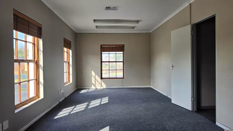94 m² Office for sale in Bellville, Old Dutch Square (photo 18)