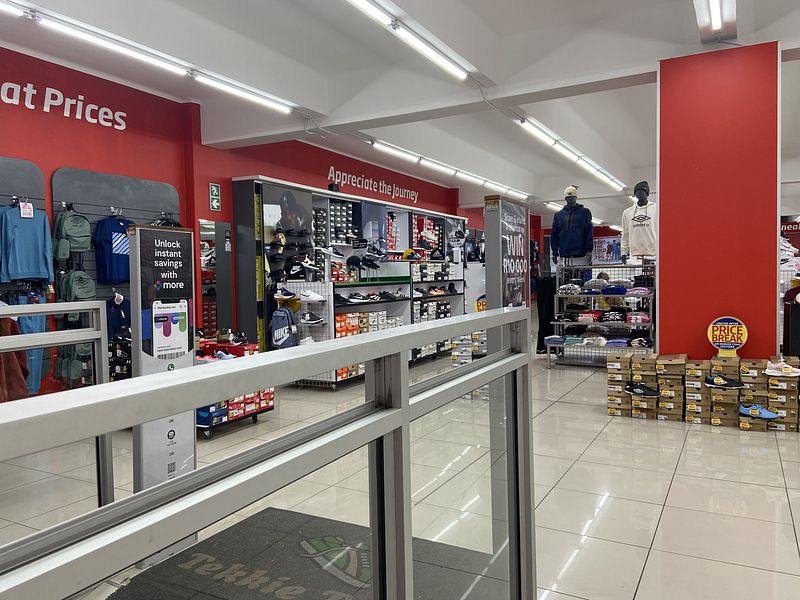 768 m² Retail property to let in Cape Town City Centre/CBD, Salga House (photo 8)