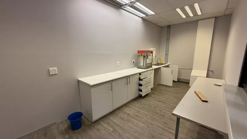 2 300 m² Office to let in Observatory, Deneb House (photo 49)