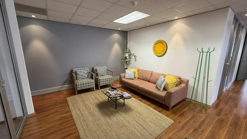 323 m² Office to let in Claremont, Grove Exchange (photo 5)
