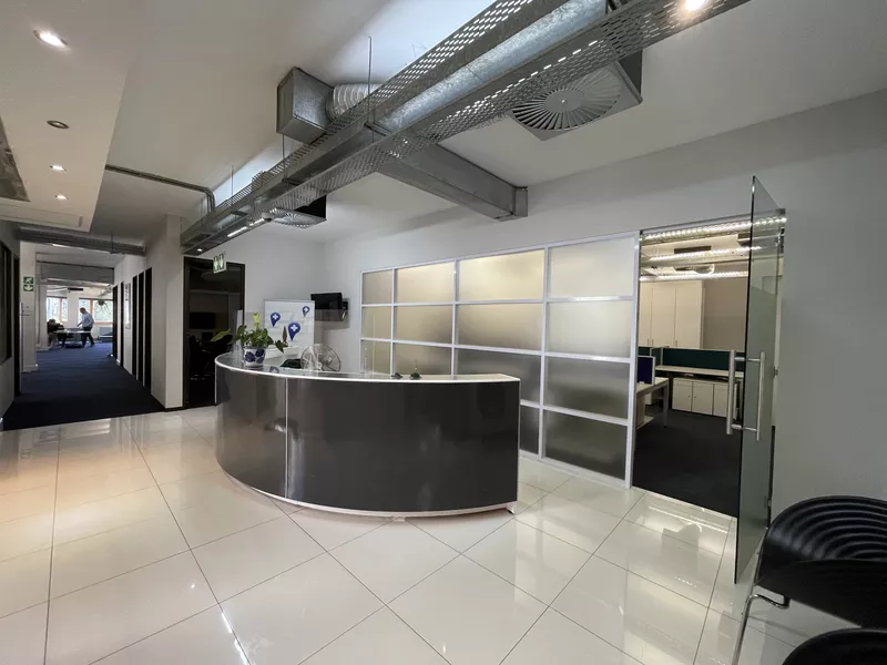 614 m² Office to let in Cape Town City Centre/CBD, 50 Riebeek (photo 3)