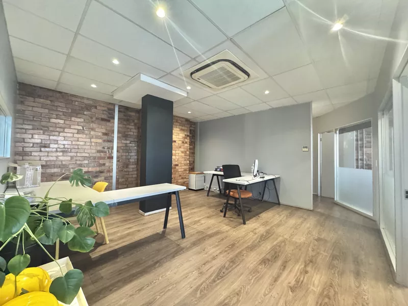 190 m² Office to let in De Waterkant, Sovereign Quay (photo 2)