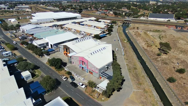1 238 m² Industrial to let in 25 - 27 Thor Cir (photo 2)