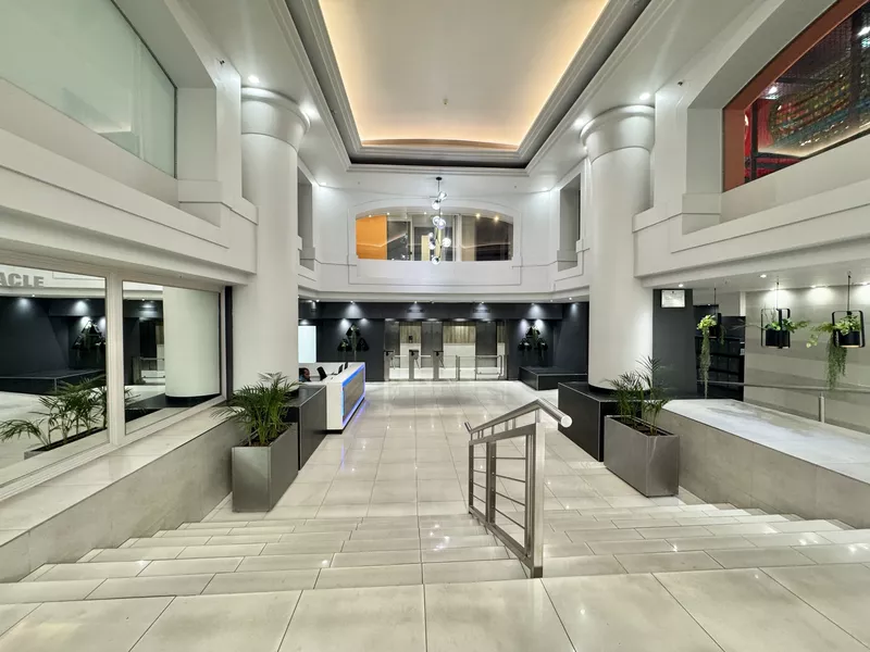 724 m² Office to let in Cape Town City Centre/CBD, The Pinnacle (photo 2)