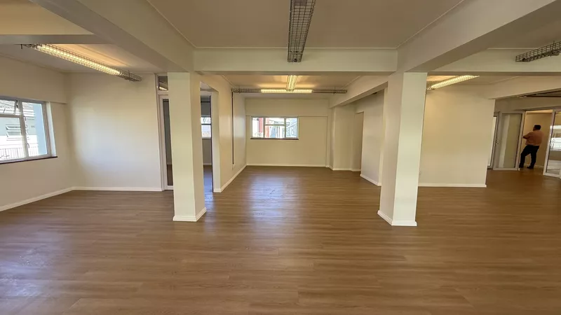 238 m² Office to let in Claremont, Grove Building (photo 12)