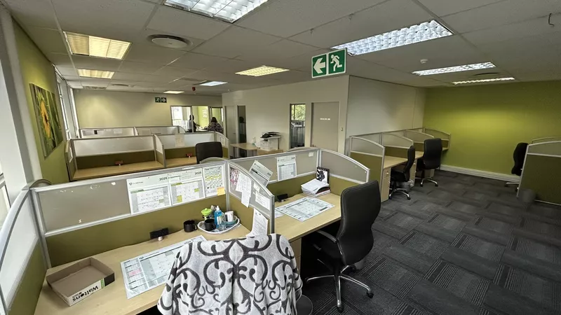 303 m² Office to let in Claremont, Grove Exchange (photo 8)