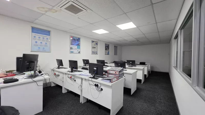 647 m² Office to let in Century City, 5 Edison Way - Century Gate (photo 29)